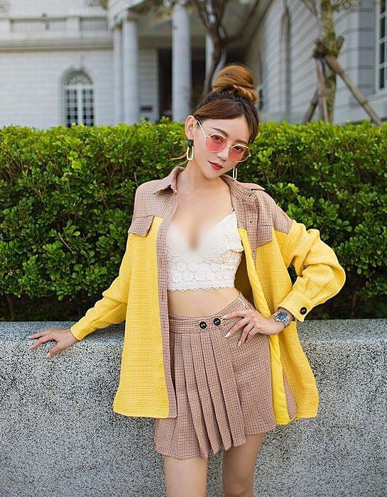 Côn Ny nổi tiếng là hot girl không chỉ có nhan sắc mà còn có đầu óc, trí tuệ. Ngoài công việc người mẫu, cô nàng làm giáo viên tiếng Nhật.