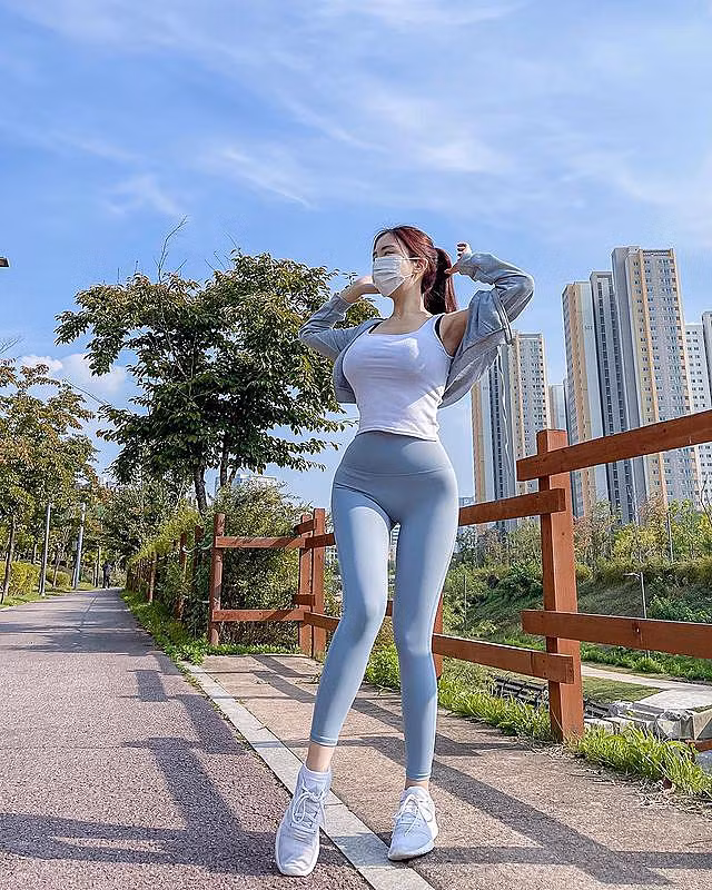 Quả thực, những set đồ tập này đã tôn được toàn bộ đường cong thanh xuân mơn mởn của hot girl xứ kim chi.