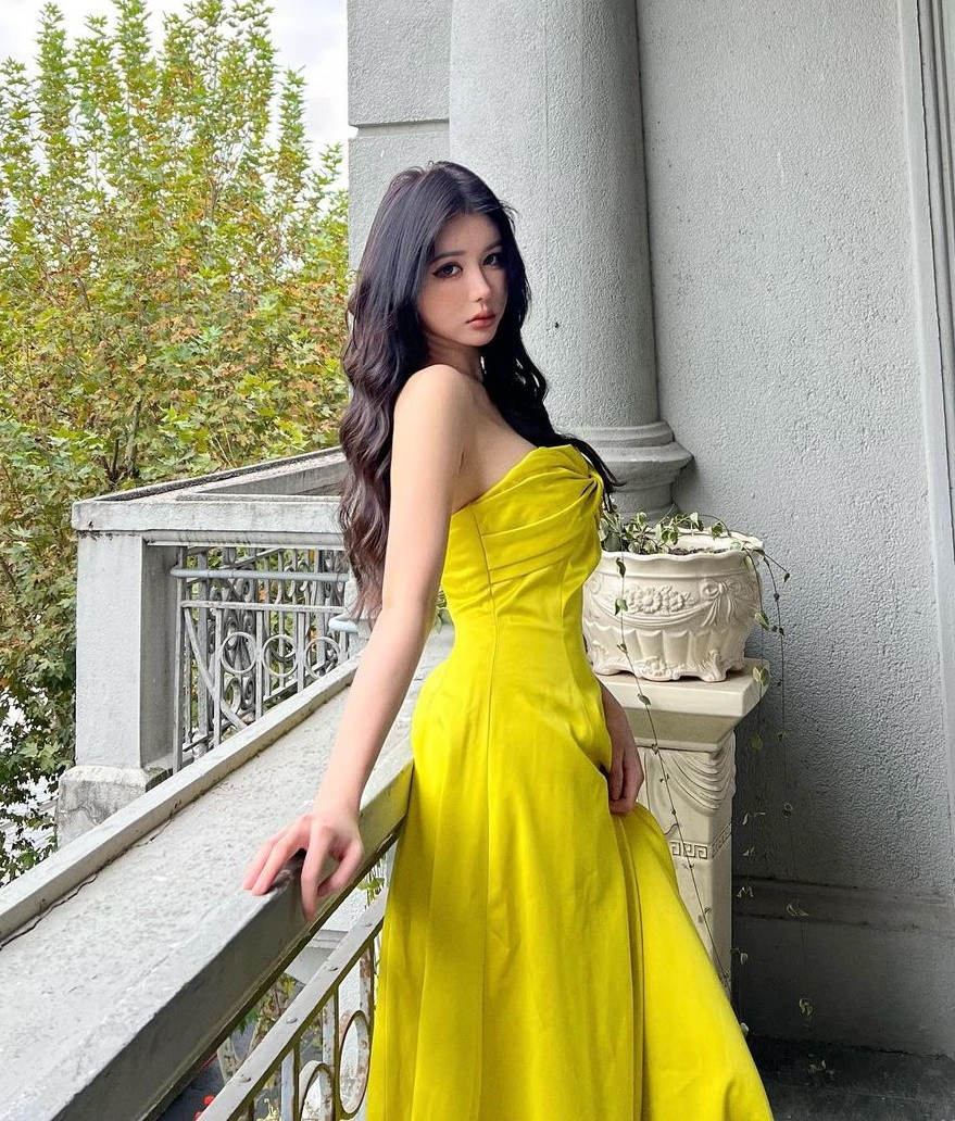 Nhờ cơ thể đồng hồ cát cực chuẩn, Viện Tương quả thực mặc gì cũng đẹp, mặc gì cũng hút mắt.