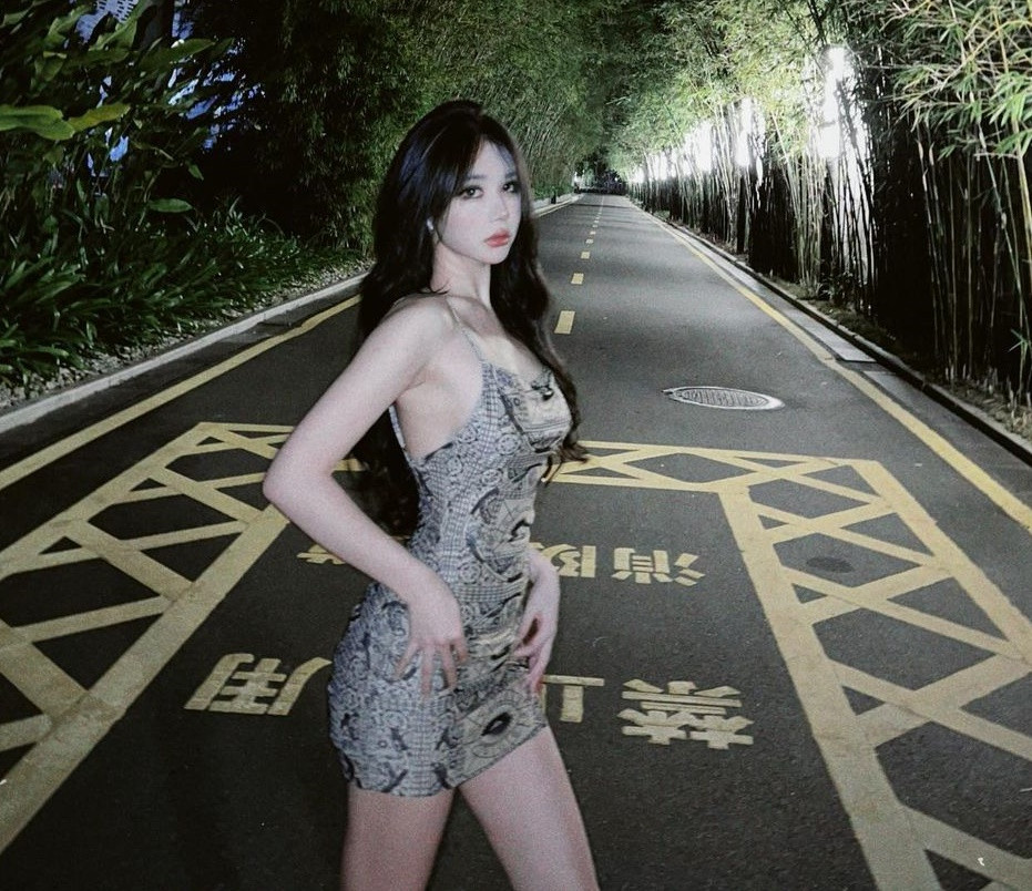 Ngay cả những thiết kế bó sát, có thể để lộ toàn bộ khuyết điểm cơ thể, Viện Tương cũng không hề ngại ngần.