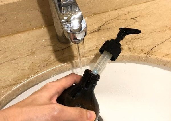 Pha loang nuoc rua bat: Bac si khang dinh gap doi vi khuan-Hinh-2