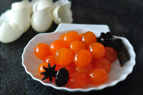 Thứ nhất, trứng muối, trứng ngâm đầu độc não, tổn thương não bằng chì. Trứng muối, trứng ngâm thường xuất hiện tại các bữa tiệc, có màu vàng sẫm hoặc xanh đậm, nhuộm màu giấm, màu mắm và có mùi vị đặc biệt. Nhưng loại thực phẩm này không được khuyến khích ăn thường xuyên. (Ảnh minh họa)