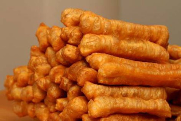 Thứ hai, bột chiên xù, quẩy, phèn chua gây tổn thương não bằng nhôm. Bột chiên xù, quẩy là món ưa thịt của nhiều người, trong những món bột phồng, rỗng này có thêm chất tạo men. Mặc dù có vị ngon nhưng nó sẽ để lại một lượng nhôm nhất định trong đồ rán.