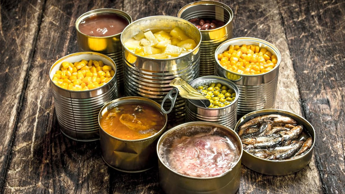 Thứ ba, đồ ăn đóng hộp, tổn thương não bằng chất phụ gia + muối. Nhiều thực phẩm đóng hộp do nhà sản xuất thiếu đạo đức thường cho thêm một số chất tạo màu, tạo vị hoặc sử dụng nhiều muối.