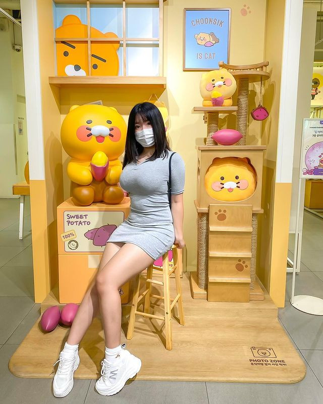 Có thể thấy, trong chiếc váy body thun màu xám, vẻ đẹp cơ thể của hot girl Nhật Bản được phô diễn toàn bộ.