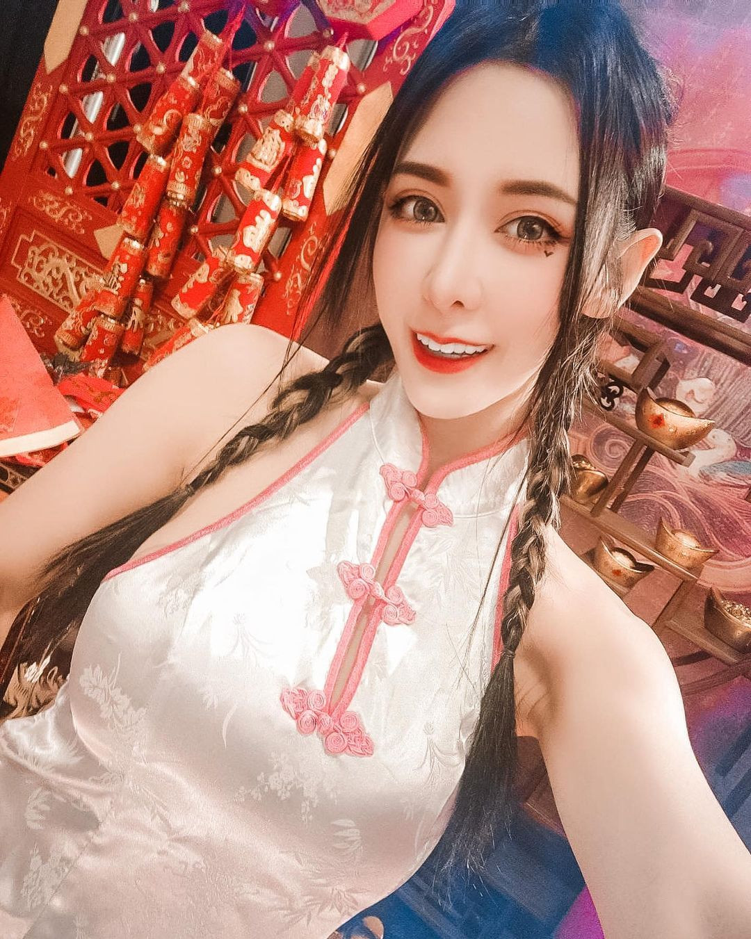  Hot girl gợi cảm Alina, người Đài Loan, nổi tiếng là có khuôn mặt và dáng vóc giống nữ minh tinh Địch Lệ Nhiệt Ba.