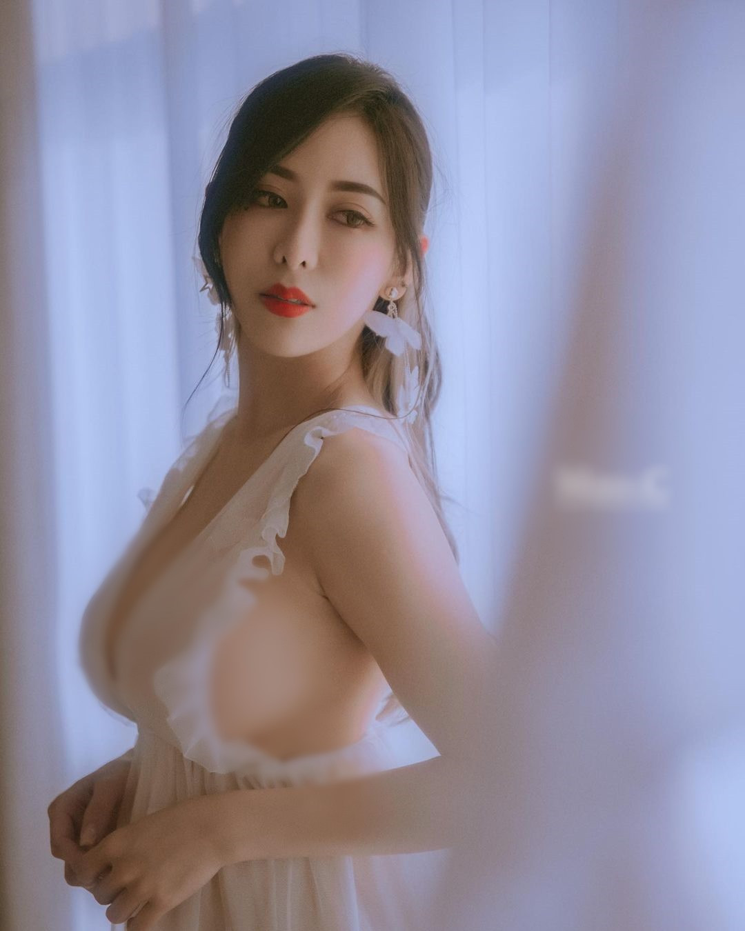 Cao 1m68, bằng với chiều cao của Địch Lệ Nhiệt Ba, Alina sở hữu tỷ lệ cơ thể hoàn hảo với đôi chân thon dài, vòng một khủng, vòng eo thon nhỏ.