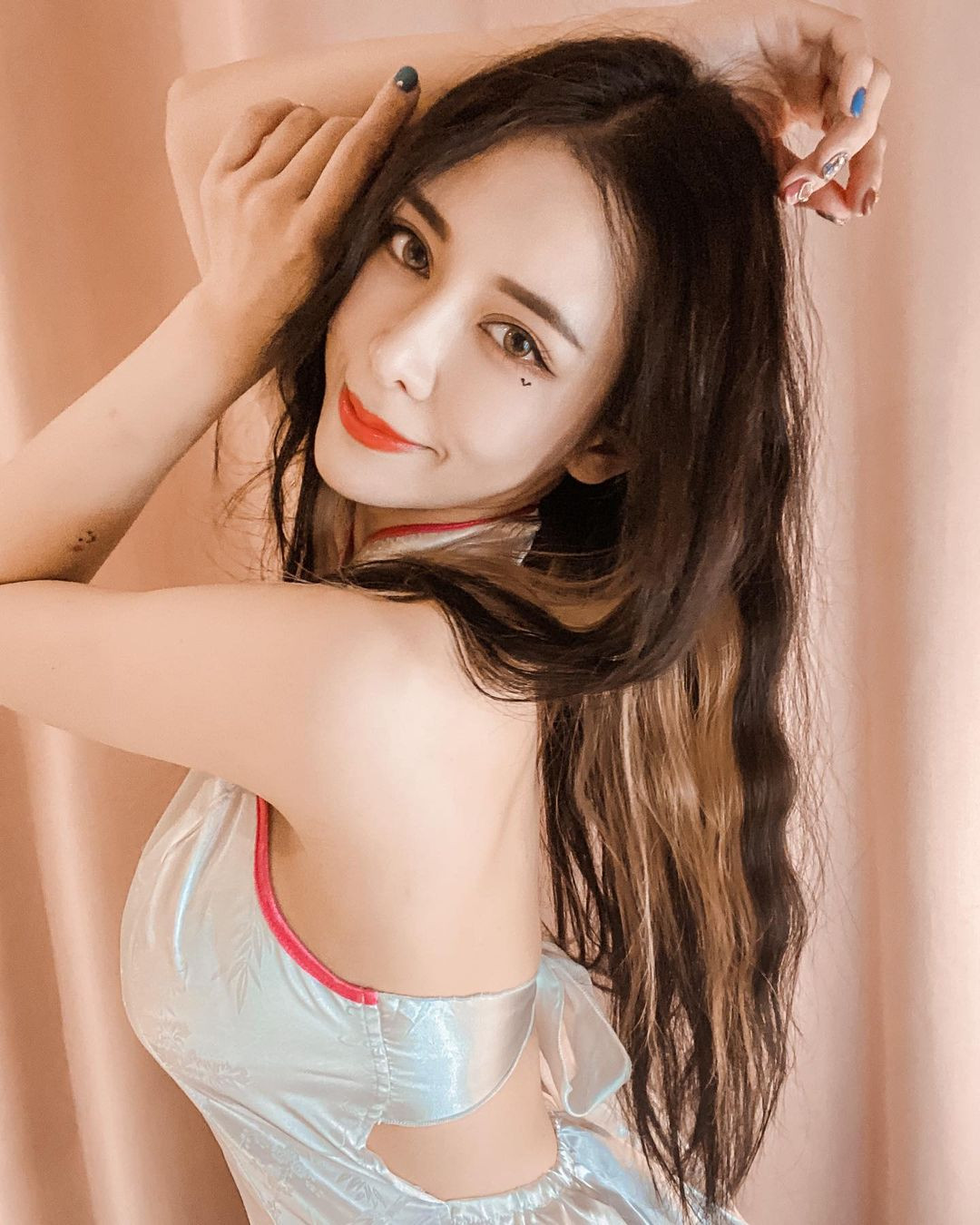 Không hề khó chịu khi bị gọi là bản sao của người khác, Alina còn lấy đó làm bàn đạp cho sự nổi tiếng của mình. Cô nàng thường trang điểm theo phong cách của nữ minh tinh.