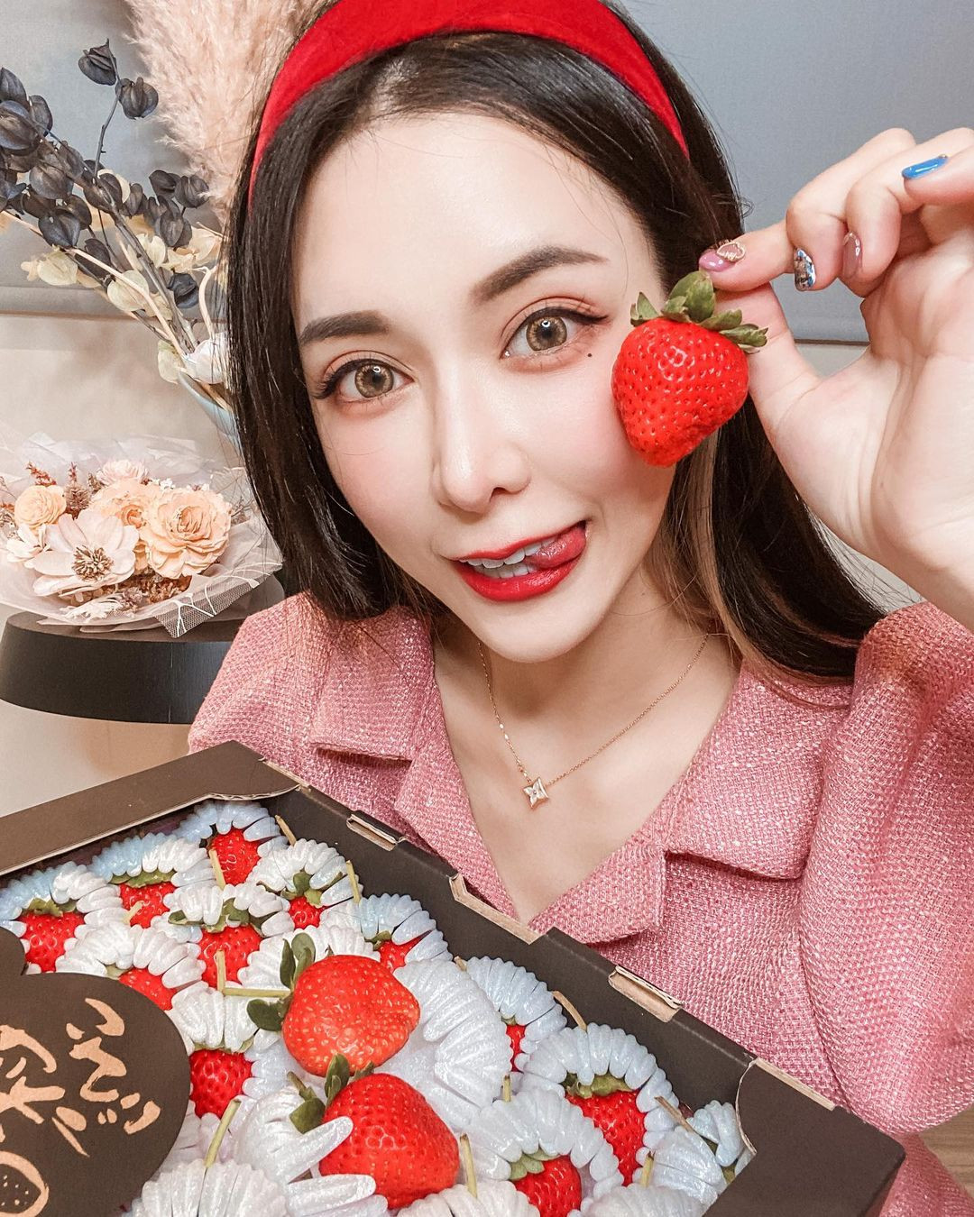 Cô nàng còn được fan hâm mộ ưu ái gọi là bản sao của Địch Lệ Nhiệt Ba cũng nhờ nhan sắc vượt trội này.