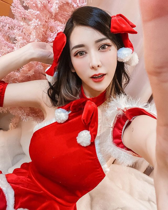 Được biết, cũng nhờ nhan sắc vượt trội này, Alina đã được chú ý và săn đón từ khi cô nàng còn là sinh viên Đại học Khoa học và Công nghệ Đài Loan.