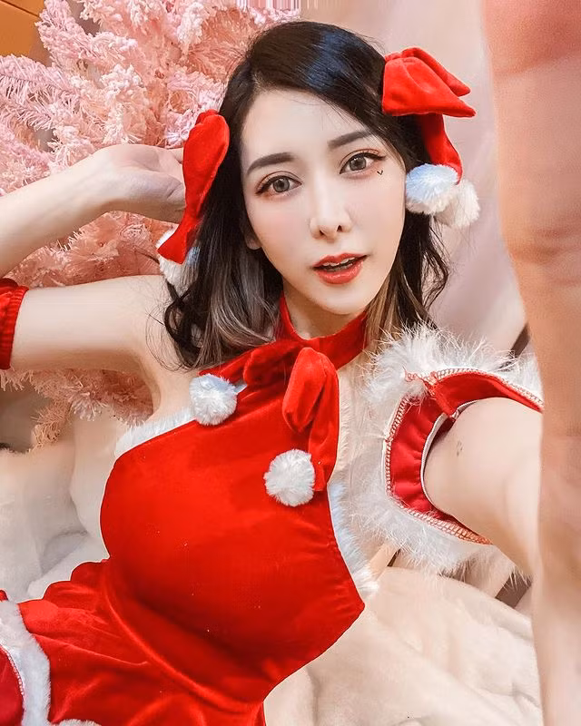 Được biết, cũng nhờ nhan sắc vượt trội này, Alina đã được chú ý và săn đón từ khi cô nàng còn là sinh viên Đại học Khoa học và Công nghệ Đài Loan.