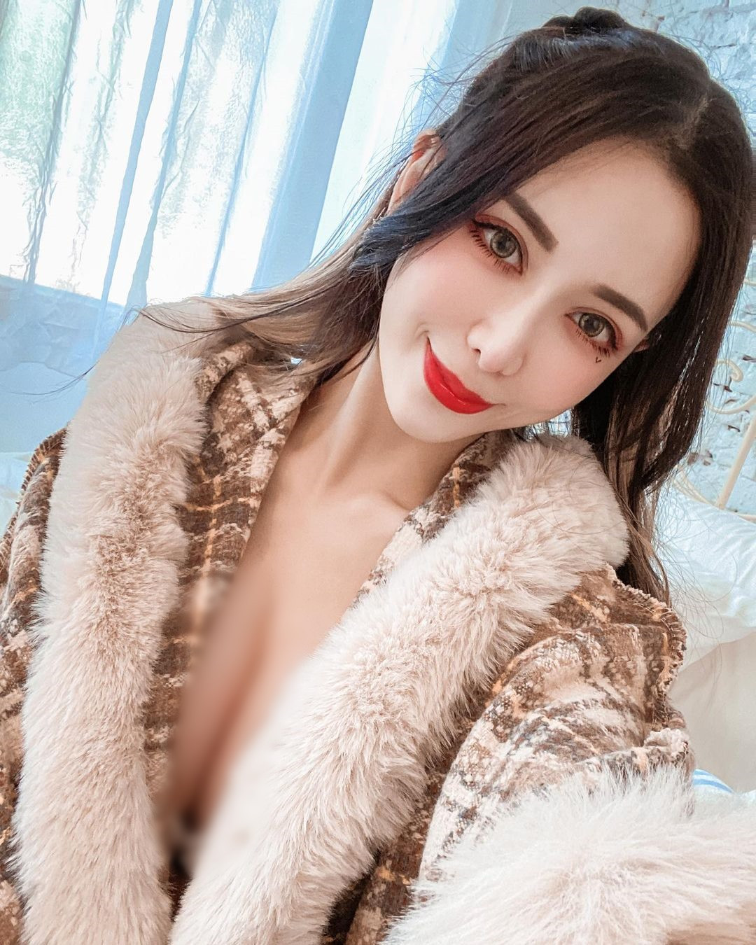 Theo tìm hiểu, Alina là người mẫu xe hơi chuyên nghiệp, cô nàng cũng là mẫu ảnh có tiếng, thường xuyên nhận được lời mời từ các nhãn hàng thời trang.