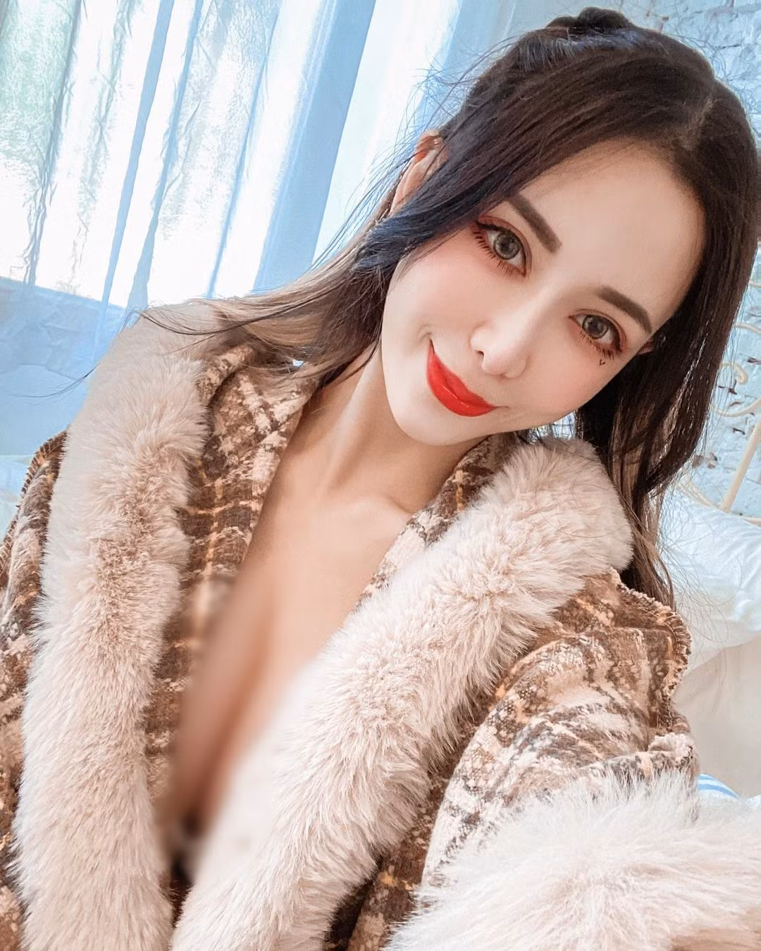 Theo tìm hiểu, Alina là người mẫu xe hơi chuyên nghiệp, cô nàng cũng là mẫu ảnh có tiếng, thường xuyên nhận được lời mời từ các nhãn hàng thời trang.