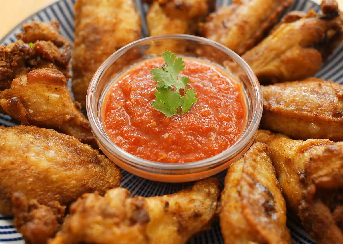 Bởi vì thực phẩm được chiên ở nhiệt độ cao sẽ giải phóng ra hydrocacbon thơm đa vòng gây ung thư, nếu ăn phải chất gây ung thư này trong thời gian dài, cơ thể sẽ yếu đi, tế bào ung thư được kích thích để phát triển, vì vậy hãy ăn ít hoặc không ăn đồ chiên, như vậy sẽ giảm thiểu nguy cơ mắc bệnh ung thư.