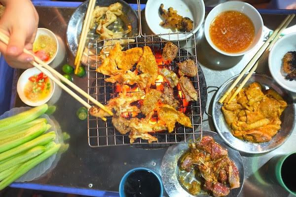 2. Thịt nướng Thịt nướng tuy là món ăn ngon nhưng sau khi nướng nguyên liệu ở nhiệt độ cao rất dễ sinh ra một số chất gây ung thư, tạo nên nguy cơ mắc bệnh ung thư đặc biệt cao đối với những người thường xuyên ăn đồ nướng.