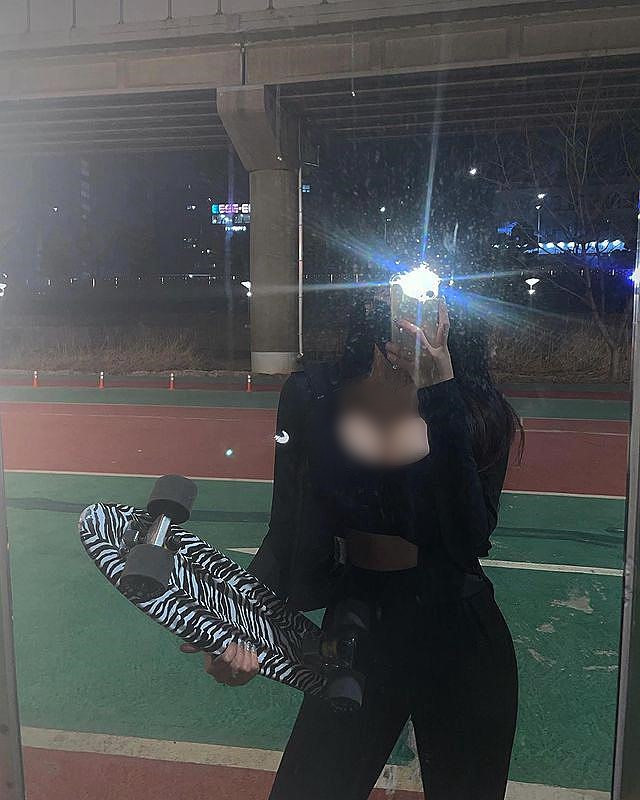 Mới đây, cô nàng đăng tải loạt ảnh đi trượt ván, khiến cộng đồng mạng được phen xôn xao vì quá gợi cảm, bắt mắt.