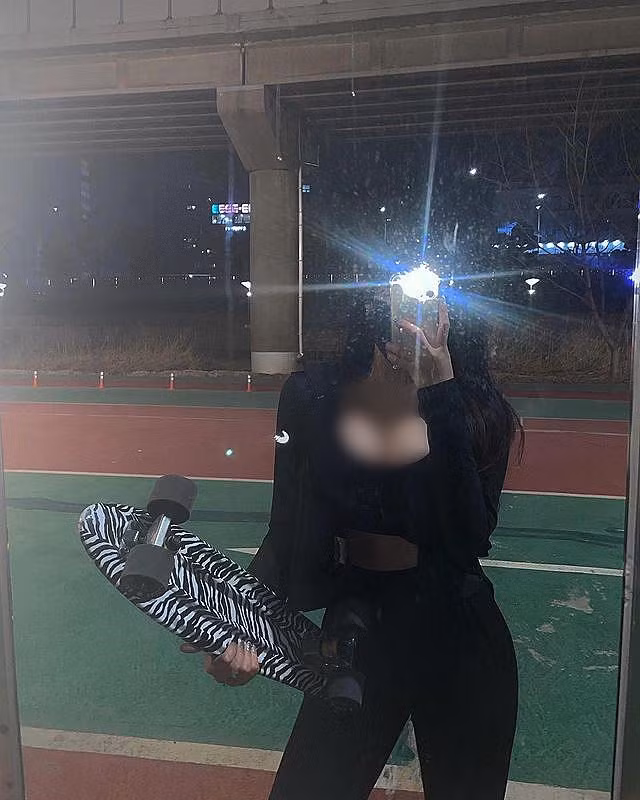 Mới đây, cô nàng đăng tải loạt ảnh đi trượt ván, khiến cộng đồng mạng được phen xôn xao vì quá gợi cảm, bắt mắt.