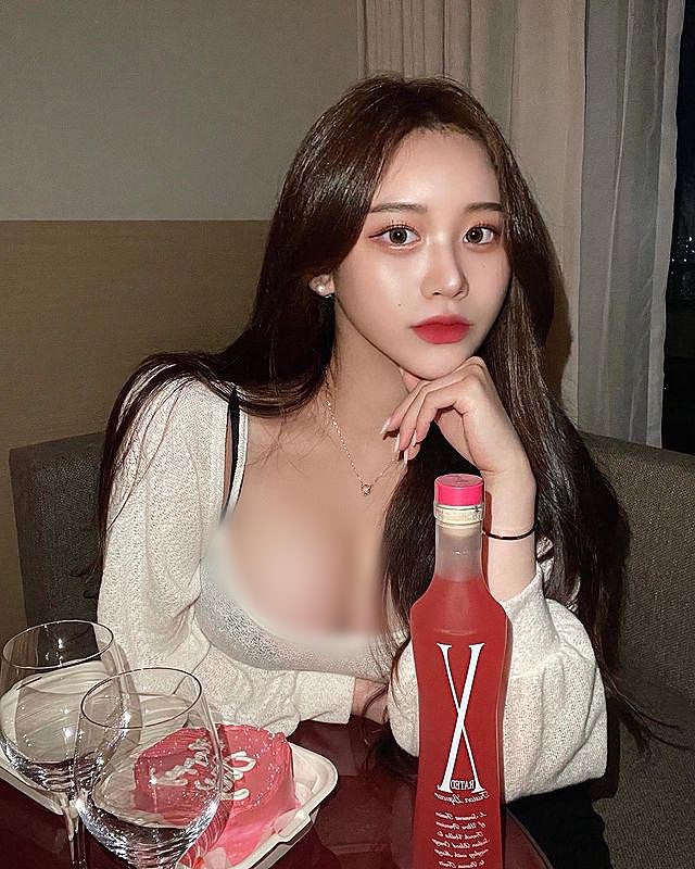 Với ngoại hình vượt trội, dù diện trang phục nào, Belle Jae cũng khoe được đường cong duyên dáng của mình.