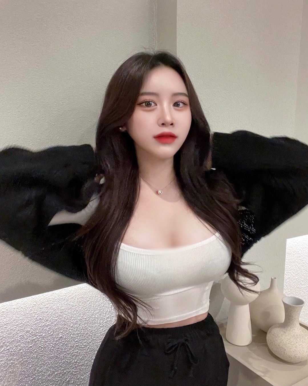 Trong set đồ đen trắng đơn giản này, Belle Jae xinh như một nàng búp bê. Cô nàng khoe được bộ ngực căng đầy và vòng eo thon gọn đáng mơ ước.