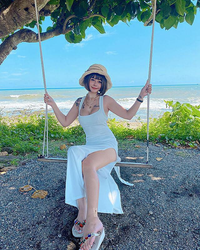 Trương Hi Hi là một trong những hot girl mới nổi ở Trung Quốc. Cô nàng được biết đến với phong cách hở cực bạo, khiến nhiều mỹ nhân gợi cảm khác còn phải ái ngại thay.