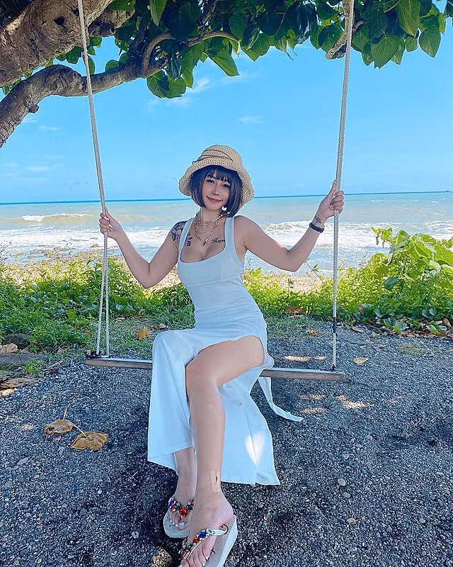 Trương Hi Hi là một trong những hot girl mới nổi ở Trung Quốc. Cô nàng được biết đến với phong cách hở cực bạo, khiến nhiều mỹ nhân gợi cảm khác còn phải ái ngại thay.