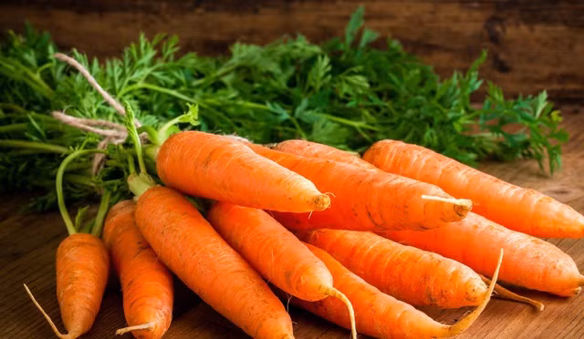 Thứ ba là cà rốt, đây là một loại rau củ tốt cho sức khỏe, với độ giòn, vị ngon và chứa rất nhiều beta carotene, chất xơ, vitamin K1, kali cũng như chất chống oxy hóa.