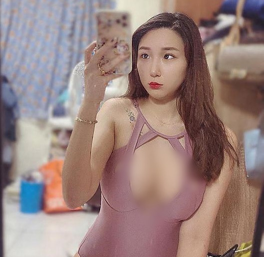 Điển hình như bộ trang phục kiệm vải này, Trà Trà vẫn thoải mái diện.