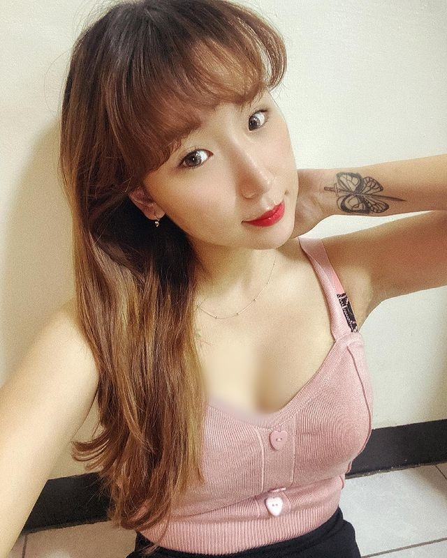 Trà Trà thích diện trang phục khoe được tối đa vẻ đẹp hình thể của mình. Cô nàng thường chọn những chiếc áo ngắn, có thiết kế khoét sâu, bó sát.