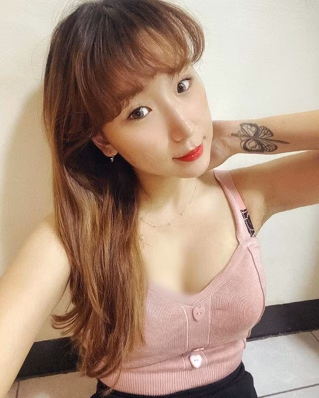 Trà Trà thích diện trang phục khoe được tối đa vẻ đẹp hình thể của mình. Cô nàng thường chọn những chiếc áo ngắn, có thiết kế khoét sâu, bó sát.