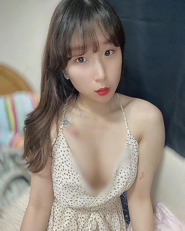 Theo cô nàng, tốt khoe xấu che, cô cực thích những trang phục giúp tôn dáng vóc của mình.