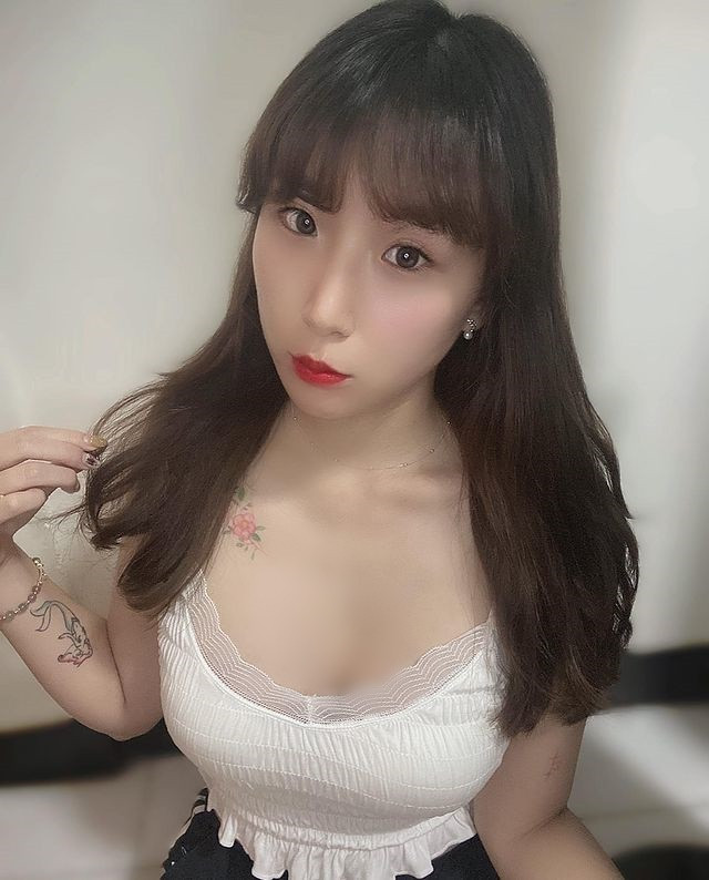 Dù khuôn mặt không mấy sắc sảo nhưng sự bạo dạn, đầu óc thông minh và cơ thể đẹp quyến rũ, Trà Trà đang dần hút fan hơn.