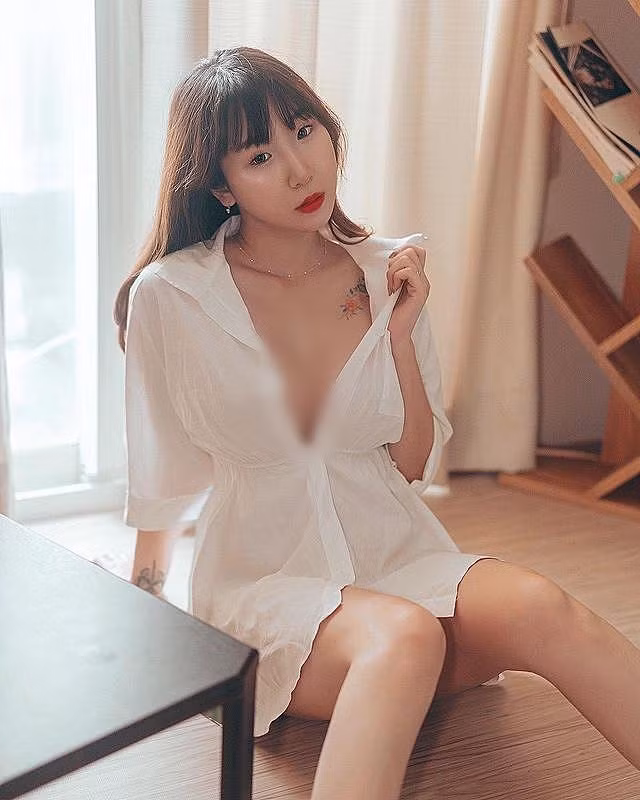 Cao 1m68, bộ ngực cup F và vòng eo thon thả, tỷ lệ cơ thể của nữ kế toán gợi cảm quả thực là mơ ước của nhiều cô gái.