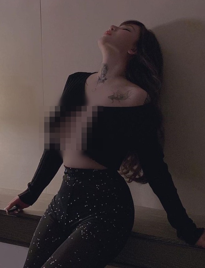 Mới đây, Monica gây xôn xao khi xuất hiện trong trang phục cực hở. Chiếc áo của cô nàng là crop-top dài tay nhưng không có cúc, chỉ được nối với nhau bằng một sợi dây xích mỏng manh.