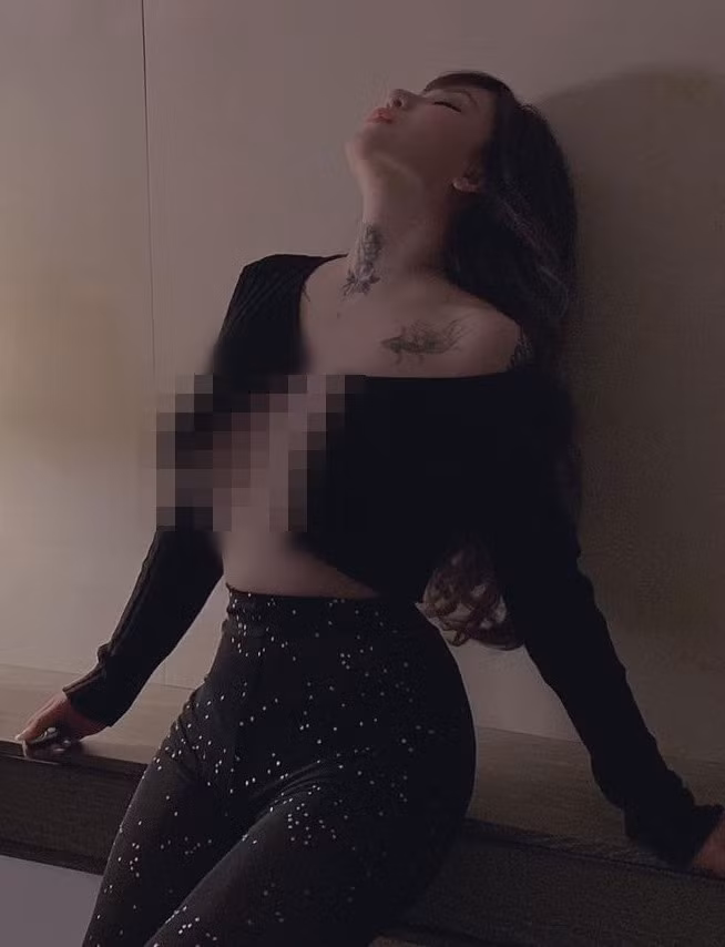 Mới đây, Monica gây xôn xao khi xuất hiện trong trang phục cực hở. Chiếc áo của cô nàng là crop-top dài tay nhưng không có cúc, chỉ được nối với nhau bằng một sợi dây xích mỏng manh.