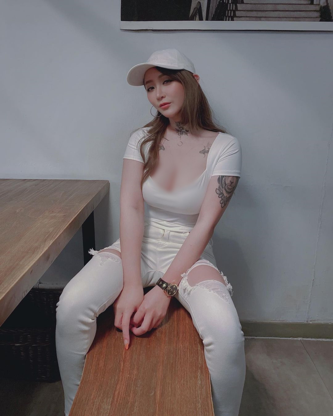 Cô nàng sở hữu một khuôn mặt xinh đẹp và dáng hình vô cùng cuốn hút. Bộ ngực khủng cup F của Monica giúp cô nàng dành được danh tiếng hot girl siêu vòng một.