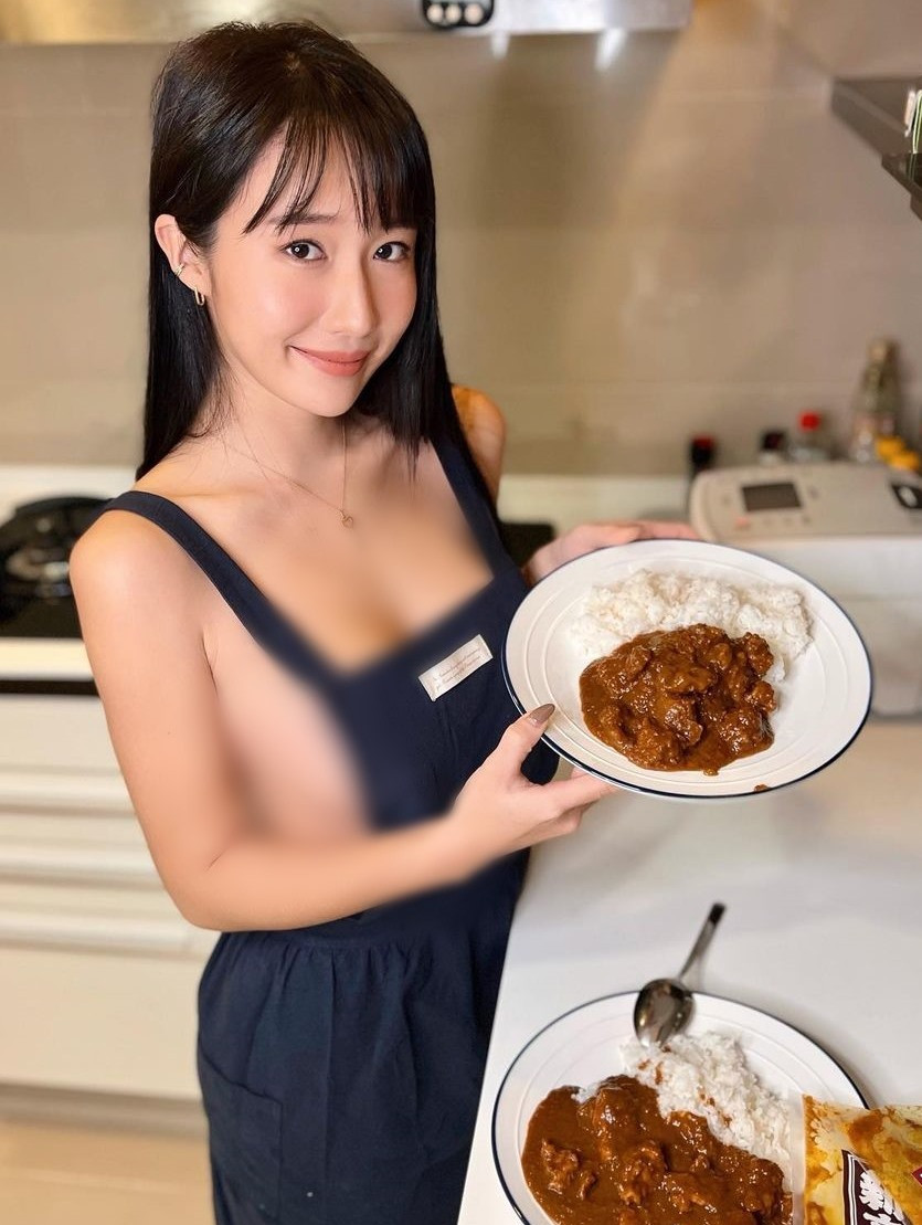 Cô nàng nổi tiếng là người có gu ăn mặc gợi cảm, tuy nhiên mới đây An Bách vẫn gây choáng váng khi đăng tải hình ảnh "thả rông", diện tạp dề và khoe thành quả nấu ăn của mình.