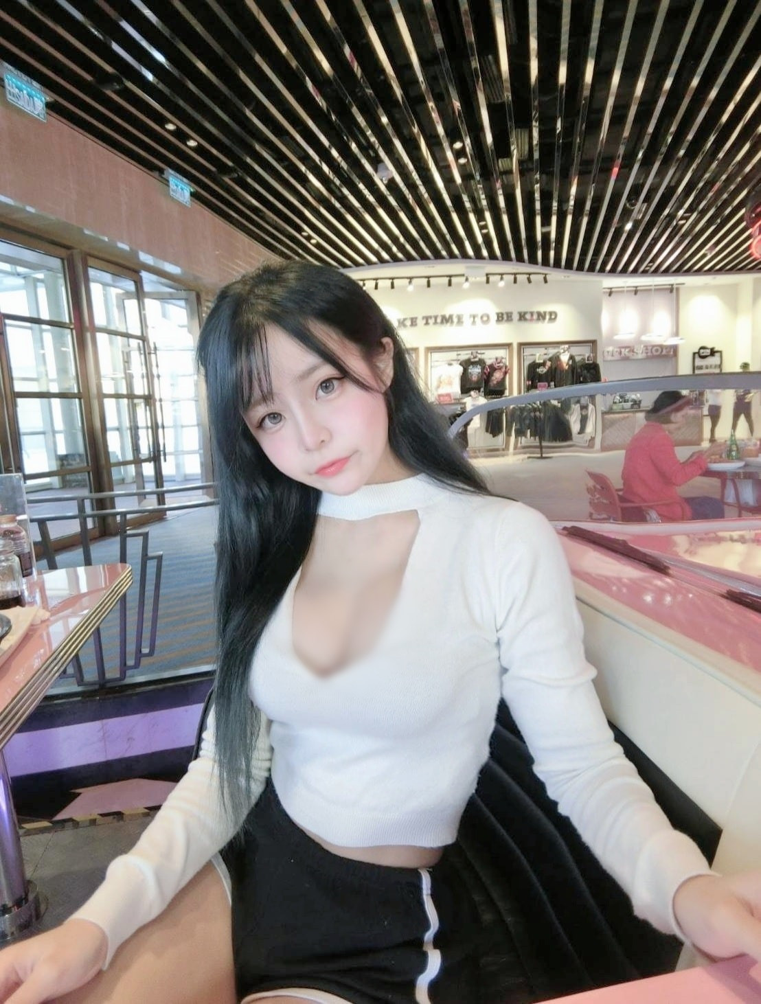 Không giống như những hot girl khác quá mảnh mai, Phỉ Phỉ thật sự khiến người ta có cảm giác đã ngắm là sẽ muốn ngắm mãi.