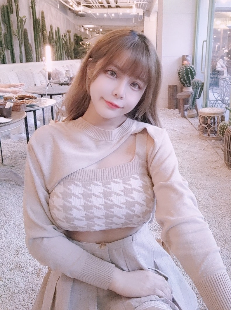 Những trang phục ưa thích nhất của hot girl xinh đẹp là áo crop-top mix cùng với chân váy, quần cạp cao.