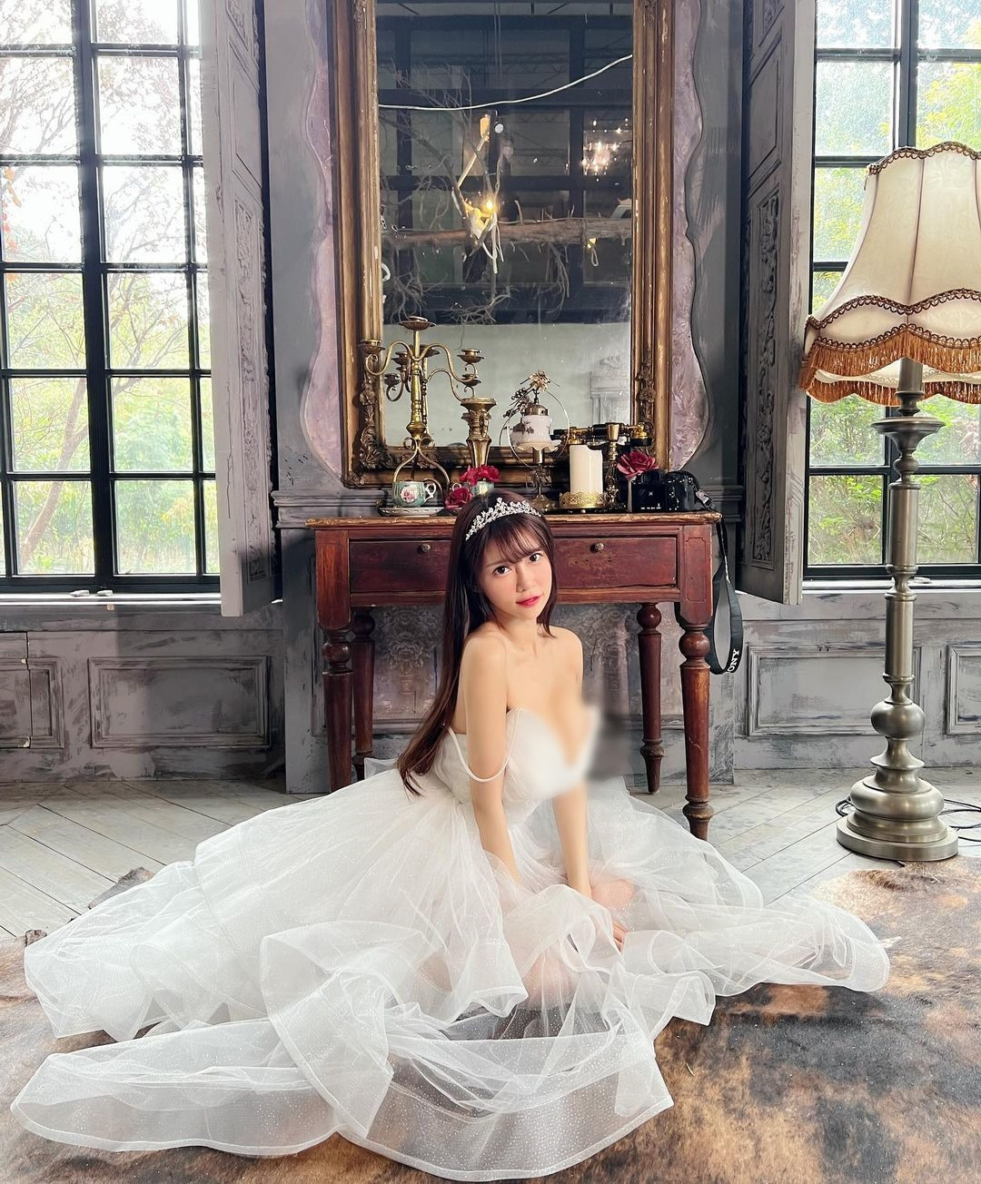 Thi thoảng, An Hi cũng hoá thân thành công chúa trong những bộ váy bánh bèo. Tuy vậy, dù là công chúa, hot girl cũng phải làm một nàng công chúa gợi cảm.