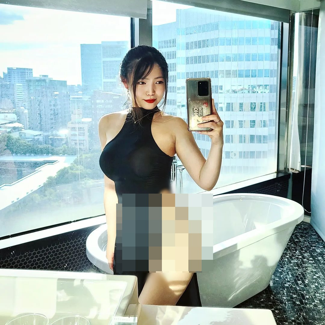 Đặc biệt, cô nàng không bao giờ ngại hở bạo. Với thân hình bốc lửa đến mức khiến người hâm mộ "xịt máu mũi", Trương Du thường xuyên khiến mọi người không thể rời mắt khỏi mình.