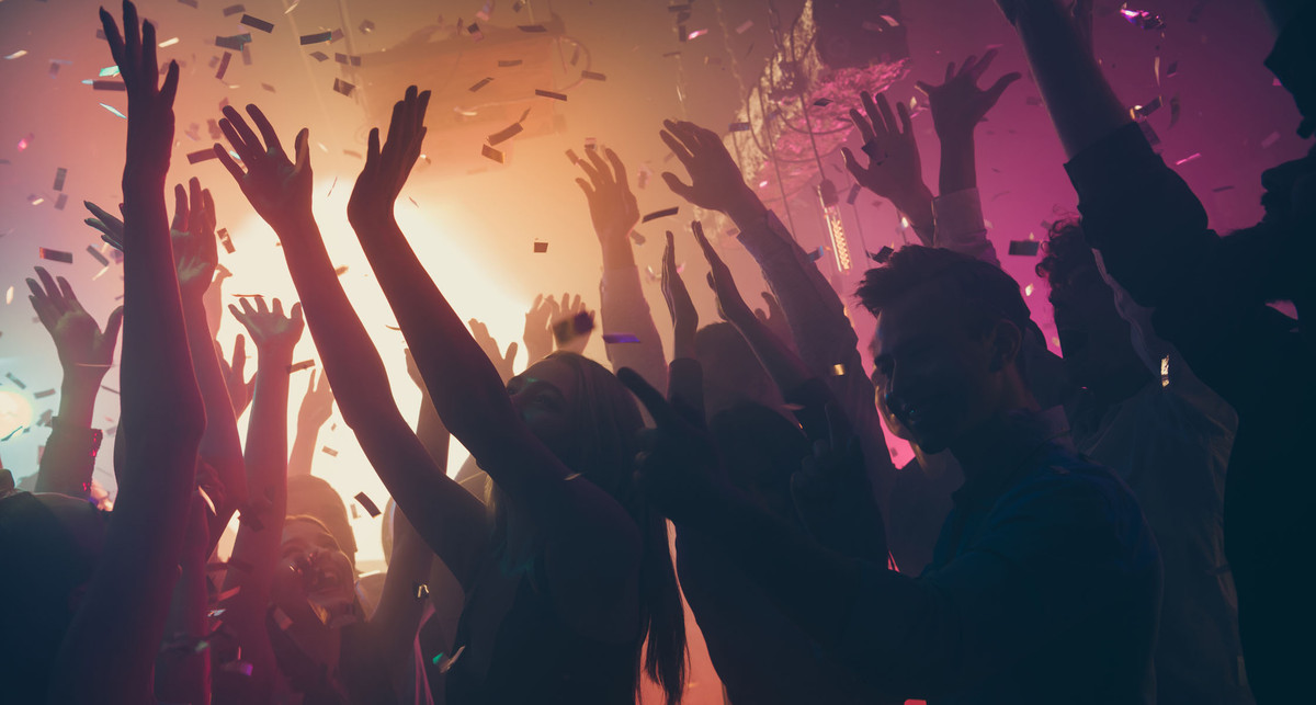 Họ cũng thường xuyên thức khuya và uống rượu bia, lâu dần sẽ dẫn đến tình trạng căng thẳng quá mức, vô cùng nguy hại đến sức khỏe sinh sản của phụ nữ.