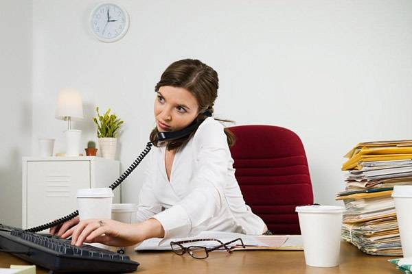 1. Nhân viên văn phòng ít vận động Dân công sở thường ngồi văn phòng cả ngày, do ngồi lâu, lười vận động không chỉ khiến kinh nguyệt không đều mà còn gây ra các vấn đề về ống dẫn trứng do máu lưu thông kém, từ đó làm tăng khả năng mang thai ngoài tử cung và vô sinh.