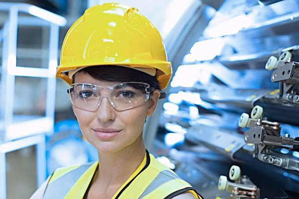 3. Nhân viên hóa dầu tiếp xúc với các chất hóa học độc hại Công nhân lọc hóa dầu trong thời gian dài phải tiếp xúc với các hóa chất độc hại có hại cho sức khỏe con người như xăng, dầu thô, axit sunfuric, axit clohydric, xút ..., đặc biệt là lao động nữ tiếp xúc lâu dài với các hệ thống sinh sản rất có hại, nó sẽ làm tăng khả năng sảy thai tự nhiên, sinh non và dị tật bẩm sinh của em bé.