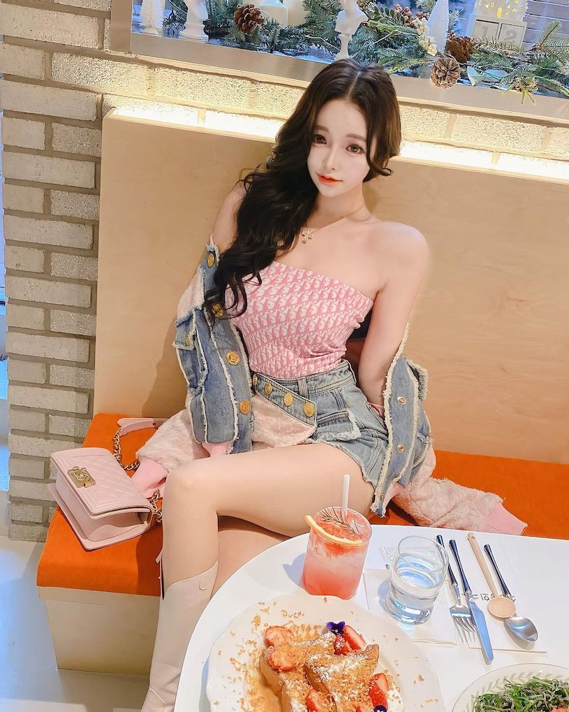 Trong ảnh là Seo Yoo A với set đồ hàng hiệu cực sang chảnh. Cô nàng tỏ rõ khí chất tiểu thư của mình.