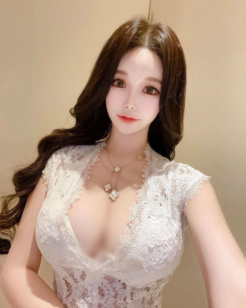 Theo nhiều người, vì chẳng khác gì một cô nàng búp bê, Seo Yoo A có thể diện mọi loại trang phục mà cô yêu thích.