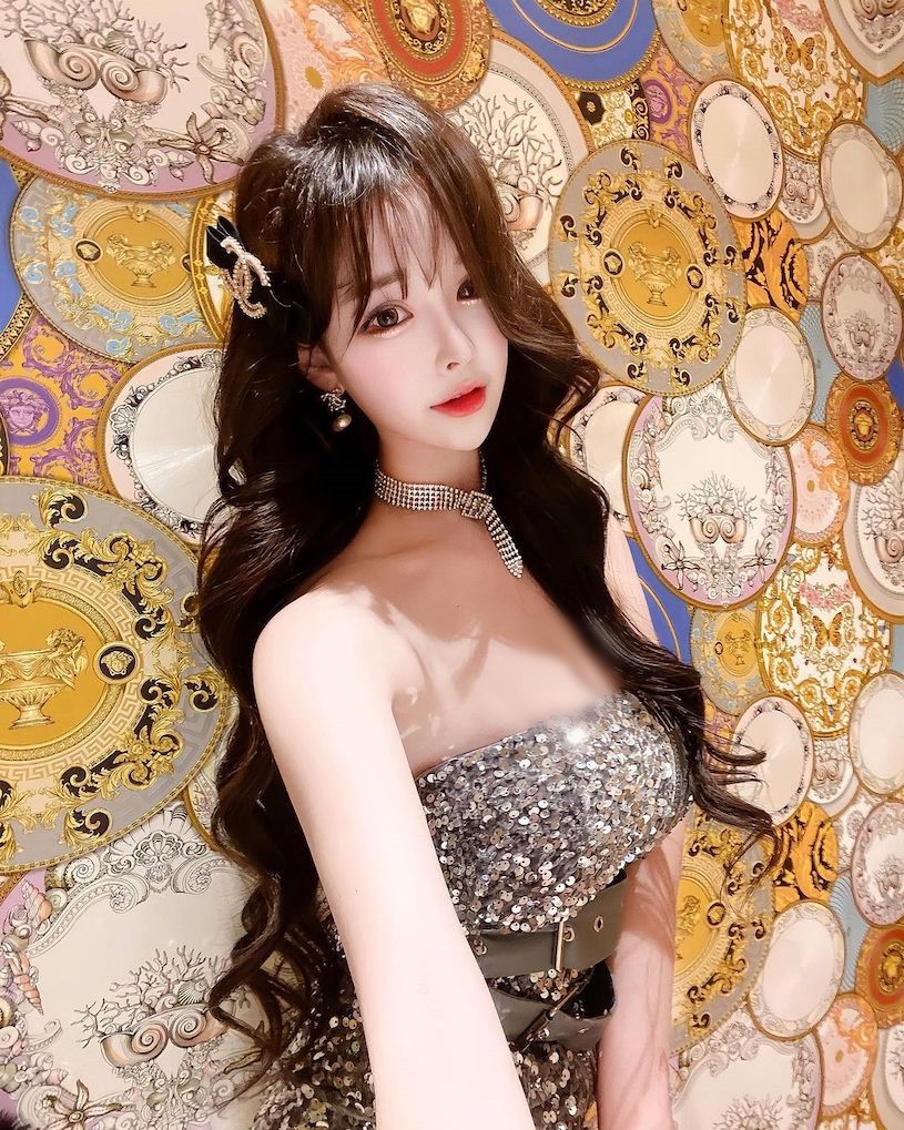 Thi thoảng, Seo Yoo A cũng diện những set đồ lộng lẫy, khiến cô nàng trở thành tâm điểm chú ý khi xuất hiện.