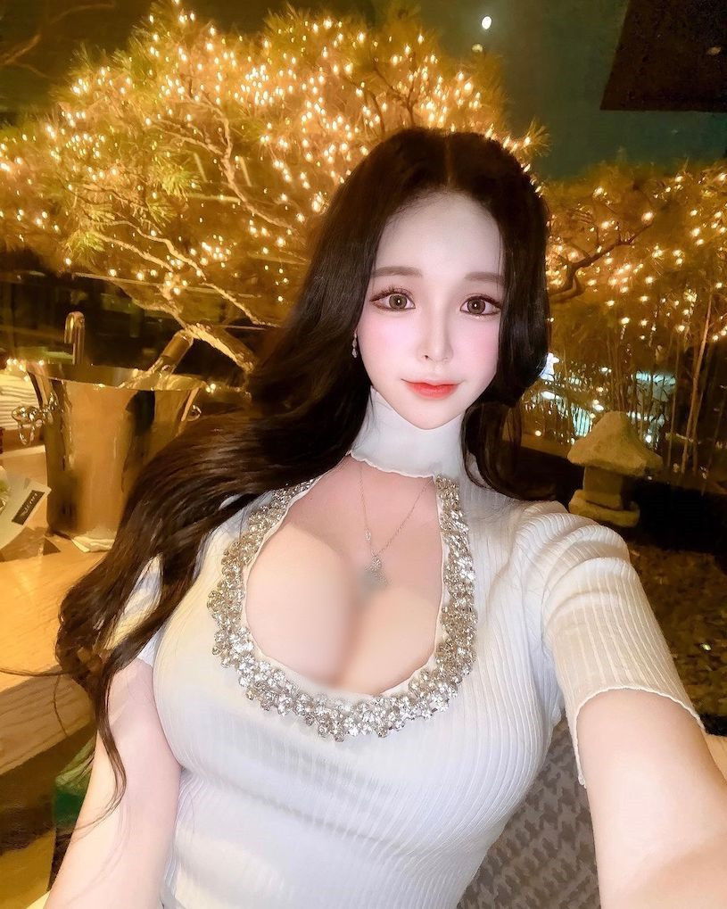 Theo tìm hiểu, nhờ khuôn mặt xinh đẹp nhỏ nhắn và cơ thể bốc lửa với vòng một khủng, vòng eo nhỏ nhắn và vòng ba trái đào, Seo Yoo A còn được gọi là búp bê sống.