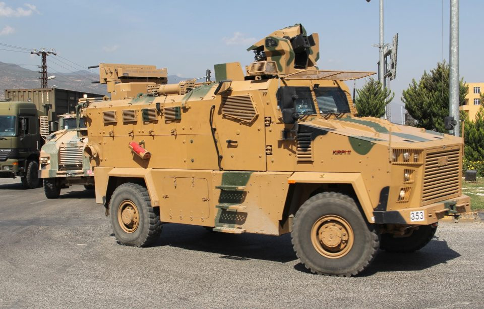 Xe bọc thép chở lính biệt kích Thổ Nhĩ Kỳ tiến sang biên giới Syria.
