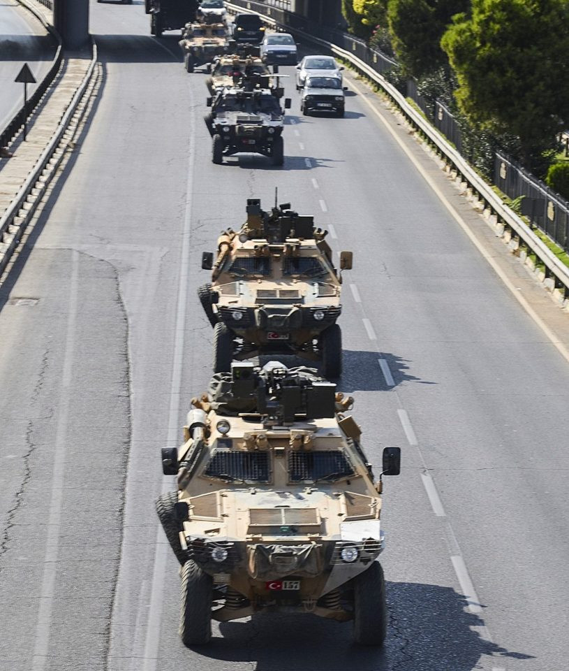 Các phóng viên chiến trường của hãng AP cho biết, đứng từ bên phía Thổ Nhĩ Kỳ nhìn sang khu vực Tal Abyad của Syria cách đó không xa, họ thấy một đoàn dài các phương tiện quân sự của lực lượng vũ trang Thổ Nhĩ Kỳ đang tiến lên. Ảnh: Đoàn xe quân sự Thổ Nhĩ Kỳ hướng về phía biên giới Syria.