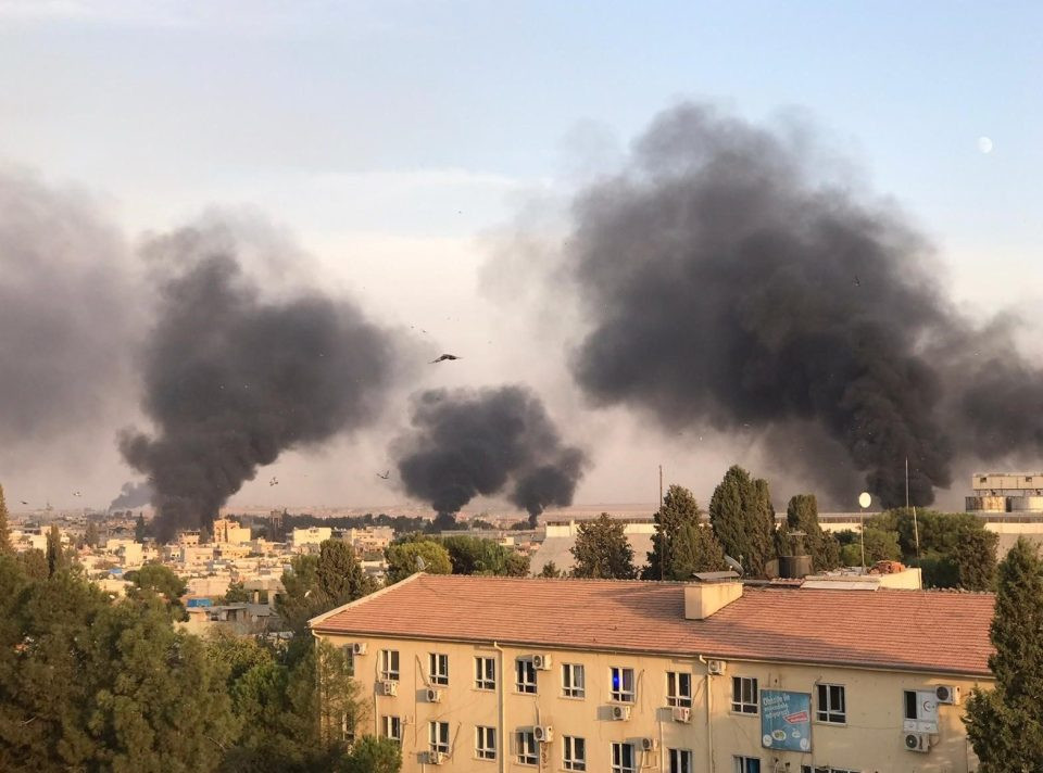 Tối 9/10 (theo giờ Hà Nội), Tổng thống Thổ Nhĩ Kỳ Recep Tayyip Erdogan xác nhận chiến dịch quân sự của nước này nhằm chống lại các lực lượng người Kurd ở Đông Bắc Syria đã bắt đầu. Ảnh: Khói đen bốc lên từ các vụ không kích của Thổ Nhĩ Kỳ tại thị trấn biên giới Ras al-Ain.